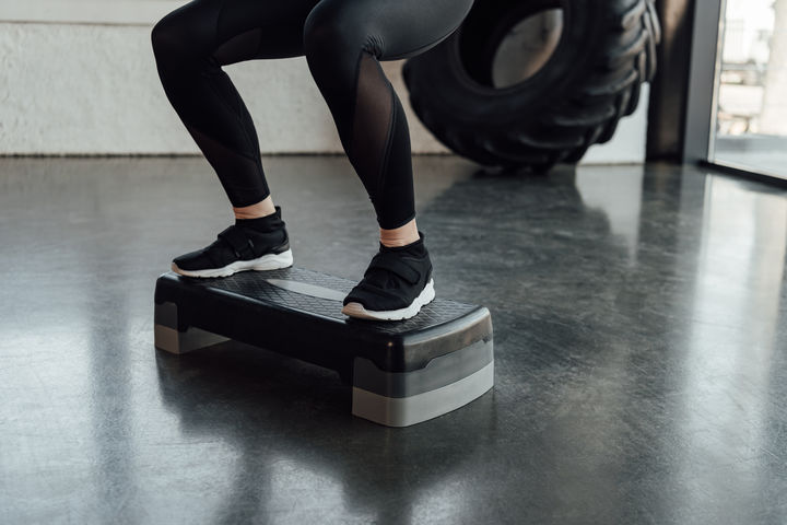 [서울=뉴시스] 26일 홍콩 사우스차이나모닝포스트(SCMP)는 중국 저장성 항저우의 한 대출 지원 회사에서 근무하던 여성 양씨가 업무 미달성에 따른 벌칙으로 스쿼트 200회를 한 뒤 횡문근융해증 진단을 받았다고 보도했다. (사진=유토이미지)
