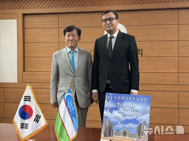 [인천=뉴시스] 이철수 한국폴리텍대학 이사장(왼쪽)과 쿠트비디노프 우즈베키스탄 생태·기후변화 차관이 인천캠퍼스에서 기념 촬영하고 있다. (사진=폴리텍대학 제공) 2026.08.27. photo@newsis.com