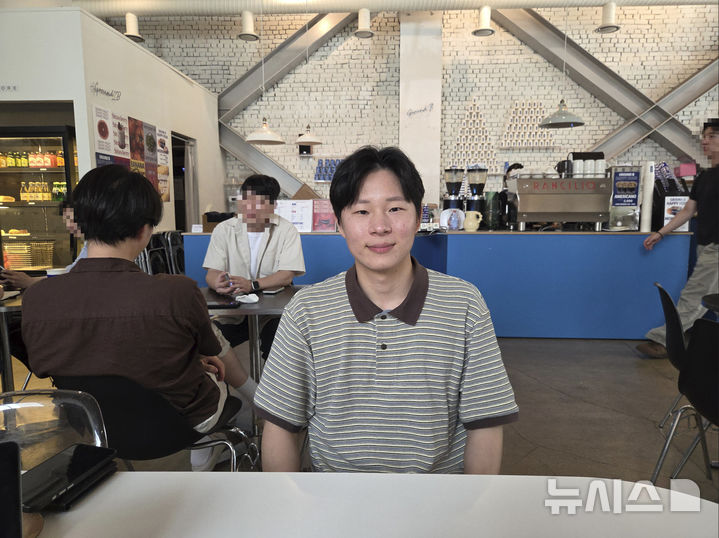 [서울=뉴시스]고선영 수습기자=최종원(28)씨가 지난 25일 삼성역 카페에서 인터뷰하고 있다. 2026.08.28. sunzero@newsis.com
