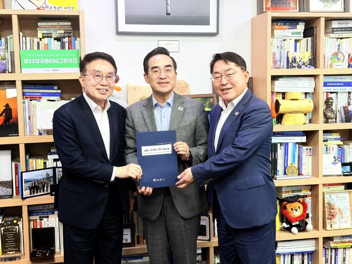 [남원=뉴시스] 통행 불편이 극심했던 지리산 가는 길 '남원 인월~산내간 국지도60호선 개량사업'에 대한 기획예산처 및 한국개발연구원의 일괄 예비타당성조사를 통과돼 정부건설계획 반영을 앞두고 있다. 왼쪽부터 양충모 남원시장, 박홍금 기획예산처 장관, 박희승 국회의원이 기뻐하며 함께 사진을 찍고 있다. *재판매 및 DB 금지
