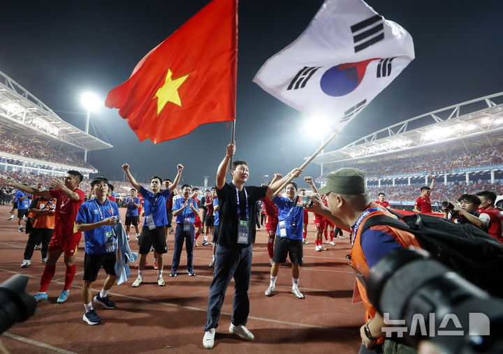 [서울=뉴시스]동남아 월드컵 우승한 김상식 베트남 축구대표팀 감독. (사진=디제이매니지먼트 제공)