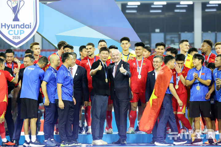 [서울=뉴시스]김상식 베트남 축구대표팀 감독과 인판티노 FIFA 회장. (사진=디제이매니지먼트 제공)