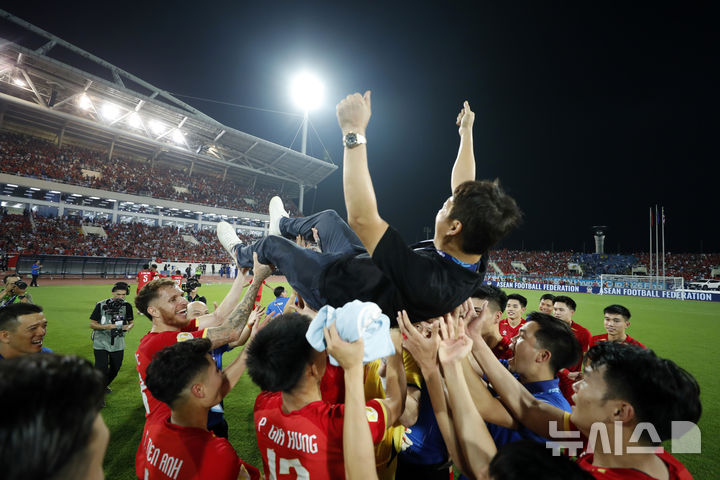 [서울=뉴시스]현대컵 2연패 달성한 김상식 감독. (사진=디제이매니지먼트 제공)