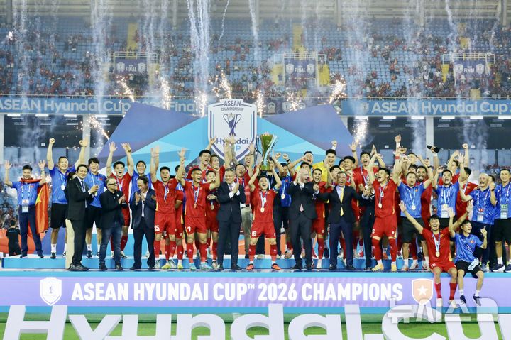 [서울=뉴시스]현대컵 우승한 김상식 감독의 베트남 축구대표팀. (사진=디제이매니지먼트 제공)