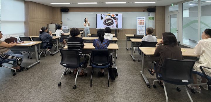 [광명=뉴시스] 광명시가 26일 평생학습원 배움실에서 부모교육을 진행하고 있다. (사진=광명시 제공) 2026.08.27. photo@newsis.com *재판매 및 DB 금지