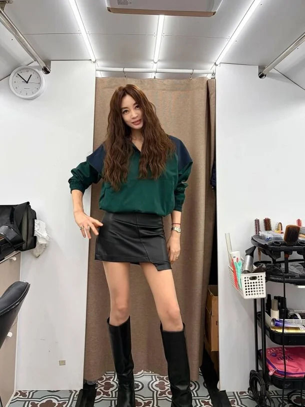 [서울=뉴시스] 최근 배우 김혜수가 촬영 현장에서 찍은 여러 장의 사진을 통해 아우라를 과시했다. (사진 : SNS 캡처) *재판매 및 DB 금지