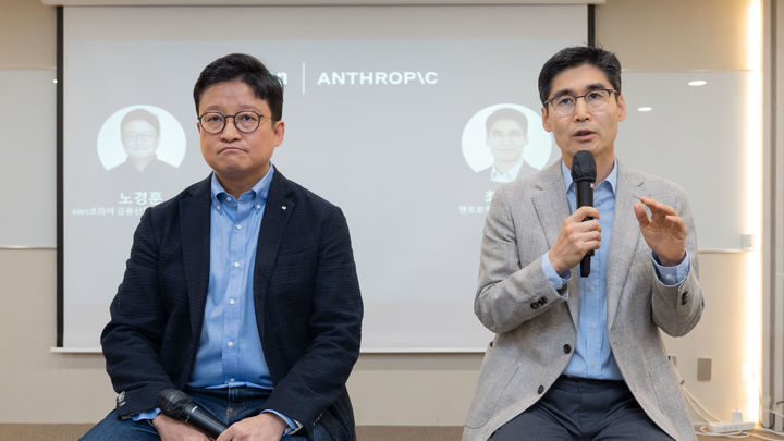[서울=뉴시스] 노경훈 AWS코리아 금융산업·공공부문 리더(왼쪽)와 최기영 앤트로픽코리아 대표가 27일 서울 중구 대한상공회의소에서 열린 'AWS 파이낸셜 서비스 포럼 서울 2026' 기자간담회에 참석했다. (사진=AWS코리아 제공) *재판매 및 DB 금지