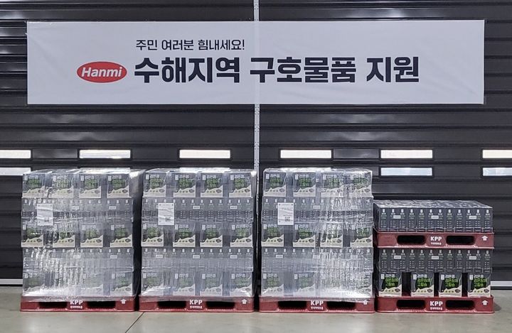 [서울=뉴시스] 한미사이언스는 경남 거제시와 통영시 수해 지역에 식물성 단백질 음료 ‘완전두유 검은콩 검은참깨 고칼슘’ 1만5000여 개를 전달했다. (사진=한미사이언스 제공) 2026.08.27. photo@newsis.com *재판매 및 DB 금지