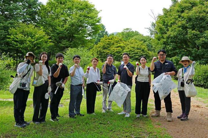 [세종=뉴시스]한국환경보전원이 27일 경기도 양평군 수풀로 양수리에서 '수도권 기후부 산하기관 홍보 협의체' 회의와 생태복원 현장 탐방을 진행했다고 밝혔다.(사진= 환경보전원 제공) *재판매 및 DB 금지