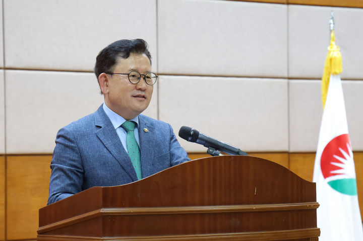 [세종=뉴시스] 이승돈 농촌진흥청장이 27일 경남 진주시 경상남도농업기술원에서 열린 '2026 최고농업기술명인 학술토론회'에 참석했다. (사진=농촌진흥청 제공) *재판매 및 DB 금지