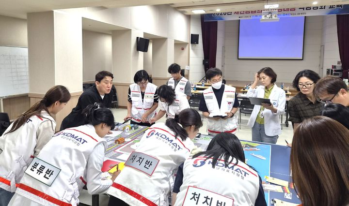 [횡성=뉴시스] 재난응급의료 비상대응 역량강화 교육 참가자들이 환자분류반·응급처치반 등으로 나뉘어 실습하고 있다. (사진=횡성군 제공) 2026.08.27 photo@newsis.com *재판매 및 DB 금지