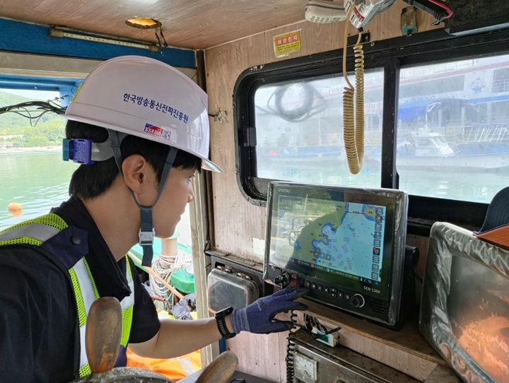 한국방송통신전파진흥원(KCA)은 거제시와 통영시를 대상으로 어선 등 선박의 해상통신설비 무상점검에 나선다고 27일 밝혔다. (사진=KCA 제공) *재판매 및 DB 금지