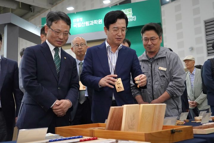 [대전=뉴시스] 박은식 산림청장(앞줄 왼쪽)이 허태정 대전시장(앞줄 가운데)과 27일 '2026 대한민국 목재산업박람회' 행사장을 찾아 전시된 목제품을 둘러보고 있다.(사진=산림청 제공) *재판매 및 DB 금지