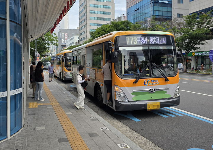 [울산=뉴시스] 배병수 기자 = 울산지역 시내버스 노동조합들이 28일 첫 차부터 파업을 예고한 가운데 27일 오후 울산시청 앞 버스승강장에 시내버스가 정차해 있다. 2026.08.27. bbs@newsis.com *재판매 및 DB 금지