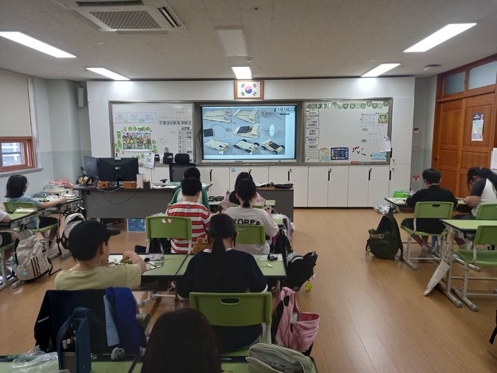 [서울=뉴시스] 지난 7월20일 초등학교 어린이들이 '지구를 구하라! 어린이 탐험교실' 교육에 참여하고 있다. (사진=동작구 제공) 2026.07.20. photo@newsis.com *재판매 및 DB 금지