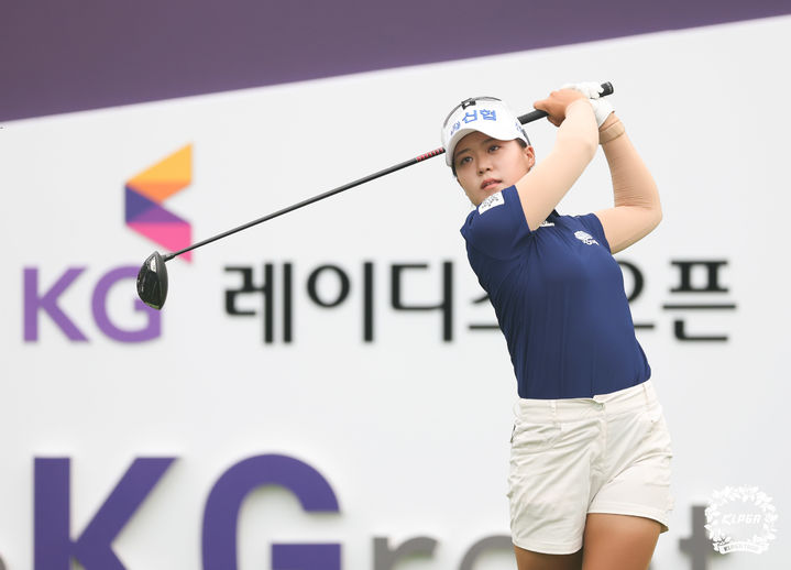 [서울=뉴시스] 이서윤이 27일 경기 용인에 위치한 써닝포인트 컨트리클럽(파72)에서 열린 KLPGA 투어 KG 레이디스 오픈 1라운드 10번홀에서 티샷을 하고 있다. (사진=KLPGA 제공) 2026.08.27. *재판매 및 DB 금지