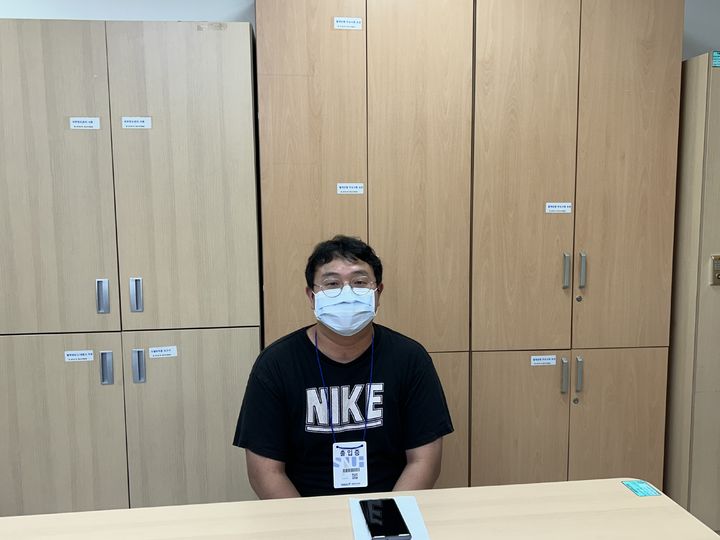 [서울=뉴시스] 정유진 수습 = 27일 서울대병원에서 희귀 혈액형을 가진 임산부의 남편 A씨가 인터뷰를 하는 모습 2026.08.27. ugenie@newsis.com *재판매 및 DB 금지