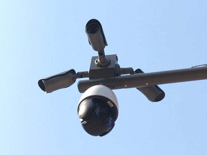 [서울=뉴시스] 미국 켄터키주 경찰관이 AI 기반 차량번호판 인식 시스템을 사적으로 이용해 전 여자친구의 차량을 2000회 넘게 추적한 혐의로 체포됐다. (사진=유토이미지)
