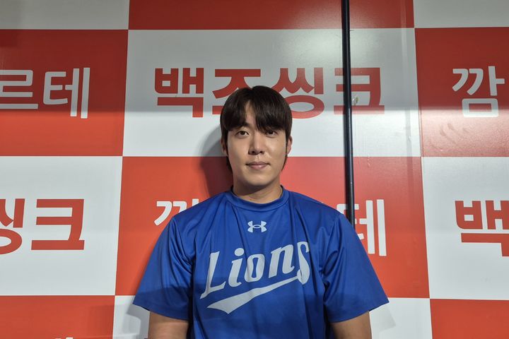 [서울=뉴시스] 문채현 기자 = 프로야구 삼성 라이온즈 원태인이 27일 서울 고척스카이돔에서 열린 2026 신한 쏠 KBO리그 키움 히어로즈와의 원정 경기에서 승리한 뒤 취재진과 인터뷰를 하고 있다. 2026.08.27. dal@newsis.com *재판매 및 DB 금지