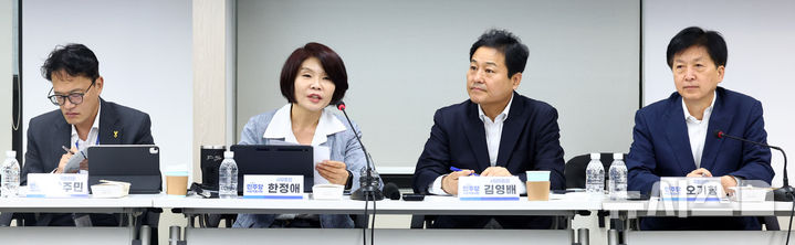 정책간담회서 발언하는 한정애 사무총장