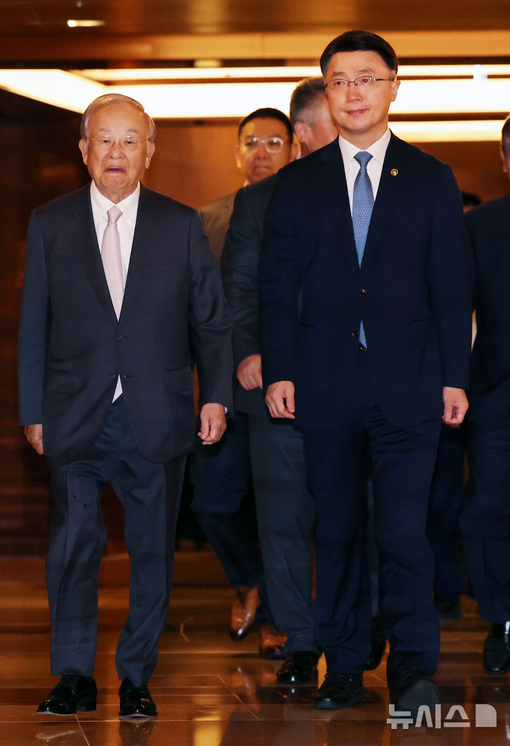 경총포럼 참석하는 손경식 회장과 류제명 제2차관