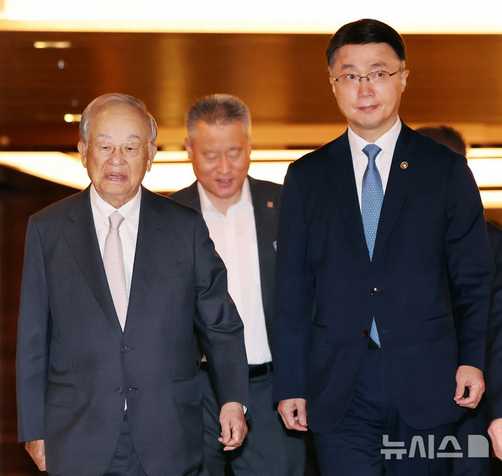 경총포럼 참석하는 손경식 회장과 류제명 제2차관