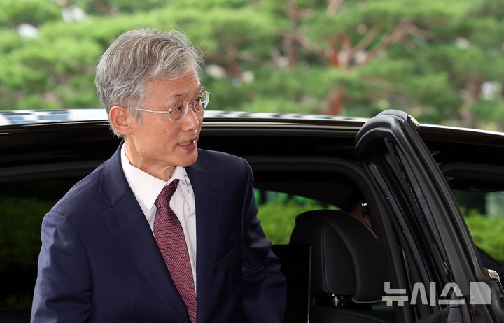출근하는 조희대 대법원장