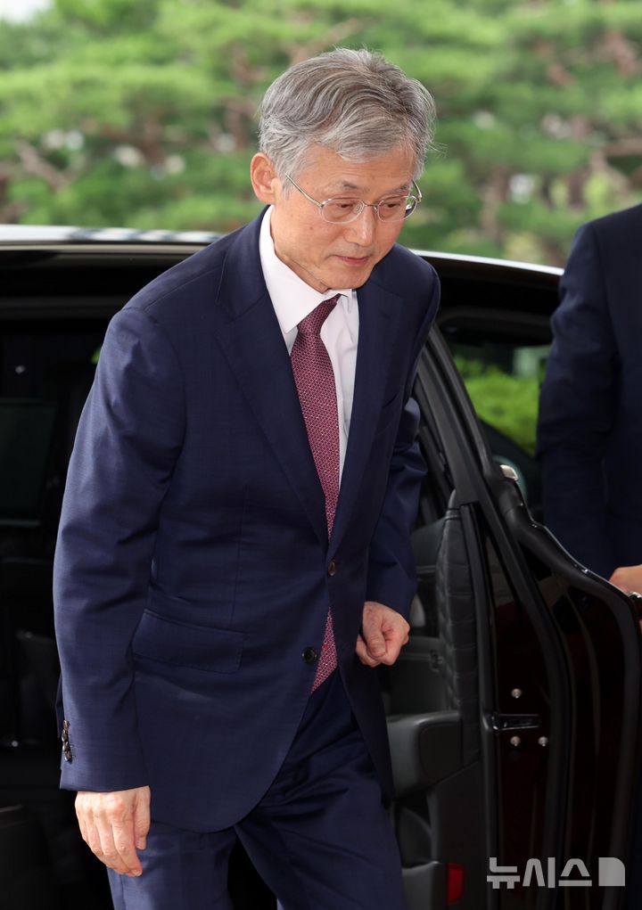 출근하는 조희대 대법원장