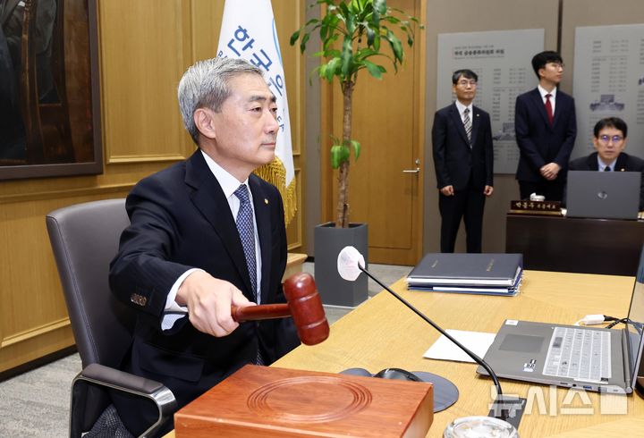 [서울=뉴시스] 사진공동취재단 = 신현송 한국은행 총재가 27일 오전 서울 중구 한국은행에서 열린 금융통화위원회 회의에서 의사봉을 두드리고 있다. 2026.08.27. photo@newsis.com