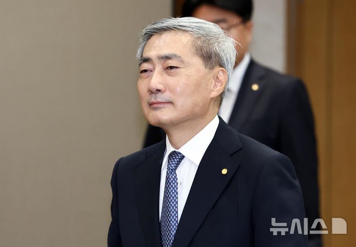 [서울=뉴시스] 사진공동취재단 = 신현송 한국은행 총재가 27일 오전 서울 중구 한국은행에서 열린 금융통화위원회 회의에 참석하고 있다. 2026.08.27. photo@newsis.com
