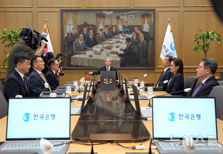 [서울=뉴시스] 사진공동취재단 = 신현송 한국은행 총재가 27일 오전 서울 중구 한국은행에서 열린 금융통화위원회 회의에서 의사봉을 두드리고 있다. 2026.08.27. photo@newsis.com