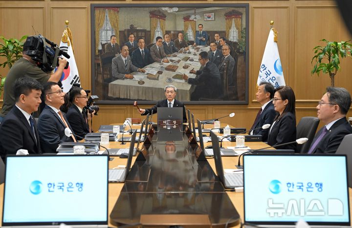 [서울=뉴시스] 사진공동취재단 = 신현송 한국은행 총재가 27일 오전 서울 중구 한국은행에서 열린 금융통화위원회 회의에서 의사봉을 두드리고 있다. 2026.08.27. photo@newsis.com