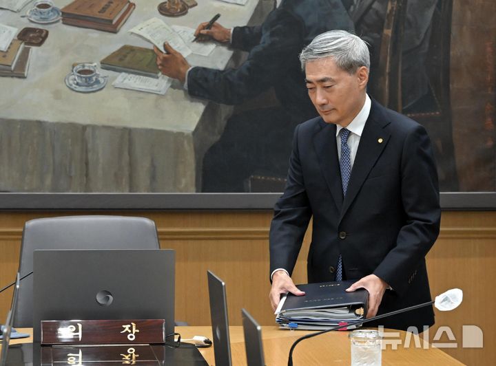 [서울=뉴시스] 사진공동취재단 = 신현송 한국은행 총재가 27일 오전 서울 중구 한국은행에서 열린 금융통화위원회 회의에 참석하고 있다. 2026.08.27. photo@newsis.com