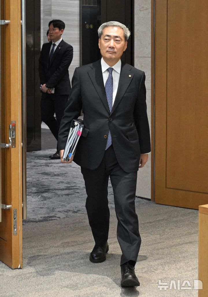 [서울=뉴시스] 사진공동취재단 = 신현송 한국은행 총재가 27일 오전 서울 중구 한국은행에서 열린 금융통화위원회 회의에 참석하고 있다. 2026.08.27. photo@newsis.com