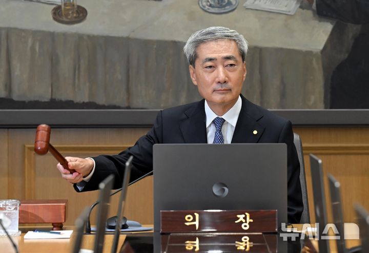 [서울=뉴시스] 사진공동취재단 = 신현송 한국은행 총재가 27일 오전 서울 중구 한국은행에서 열린 금융통화위원회 회의에서 의사봉을 두드리고 있다. 2026.08.27. photo@newsis.com