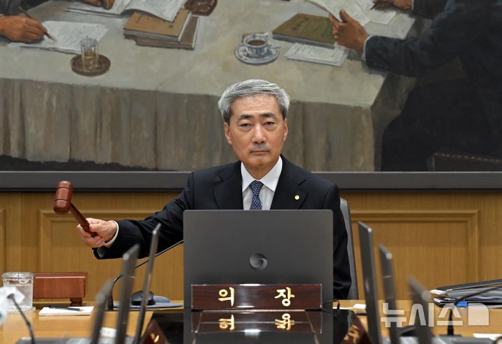 의사봉 두드리는 신현송 한은 총재