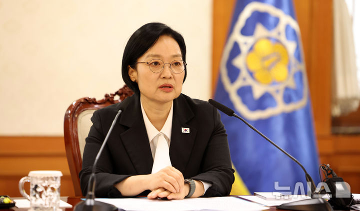 [서울=뉴시스] 김선웅 기자 = 한성숙 국무총리가 27일 서울 종로구 정부서울청사에서 열린 제1차 공공누리집 UI/UX 위원회에서 모두발언을 하고 있다. 2026.08.27. mangusta@newsis.com