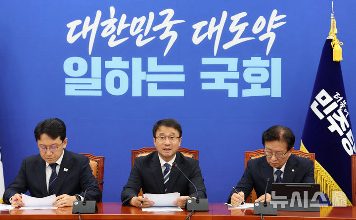 [서울=뉴시스] 고범준 기자 = 한병도 더불어민주당 원내대표가 27일 서울 여의도 국회에서 열린 정책조정회의에서 발언하고 있다. 2026.08.27. bjko@newsis.com