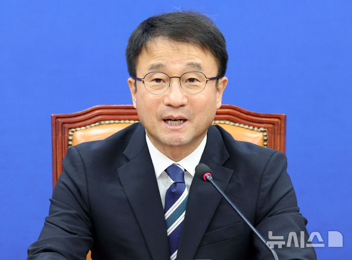 [서울=뉴시스] 고범준 기자 = 한병도 더불어민주당 원내대표가 27일 서울 여의도 국회에서 열린 정책조정회의에서 발언하고 있다. 2026.08.27. bjko@newsis.com