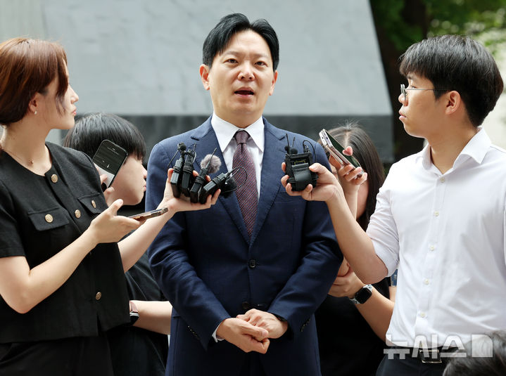 [서울=뉴시스] 박영태 기자 = 박상용 인천지검 부부장검사가 27일 오전 서울 마포구 서울경찰청 광역수사단 마포청사로 '국조특위 선서 거부' 및 '국회 모욕 혐의' 피의자 조사를 받기위해 출석하며 취재진 질문에 답변하고 있다. 2026.08.27. since1999@newsis.com
