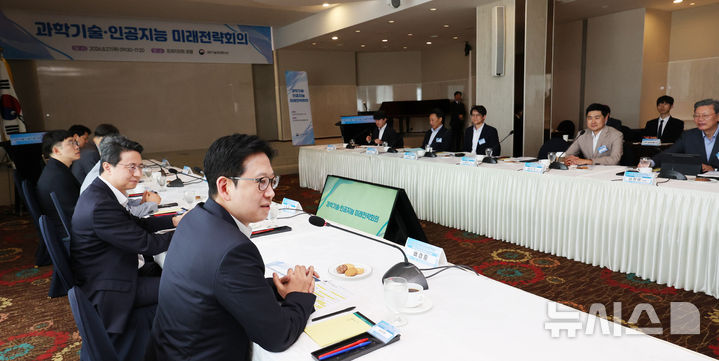 제2차 과학기술·인공지능 미래전략회의 인사말하는 배경훈 부총리