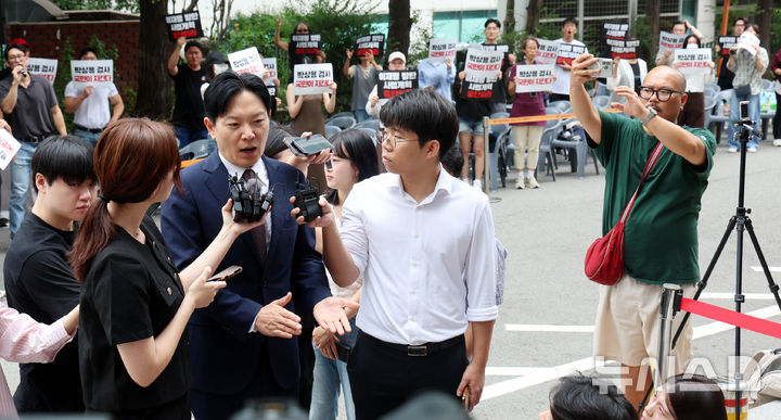 지지자들 환호받으며 광수대 출석하는 박상용 감사