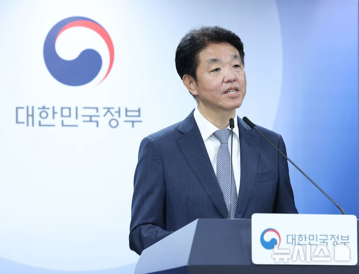 [서울=뉴시스] 조수정 기자 = 손동균 국무조정실 규제조정실장이 27일 오전 서울 종로구 정부서울청사에서 경제협·단체 규제합리화 간담회 사전 브리핑을 하고 있다. 2026.08.28. chocrystal@newsis.com