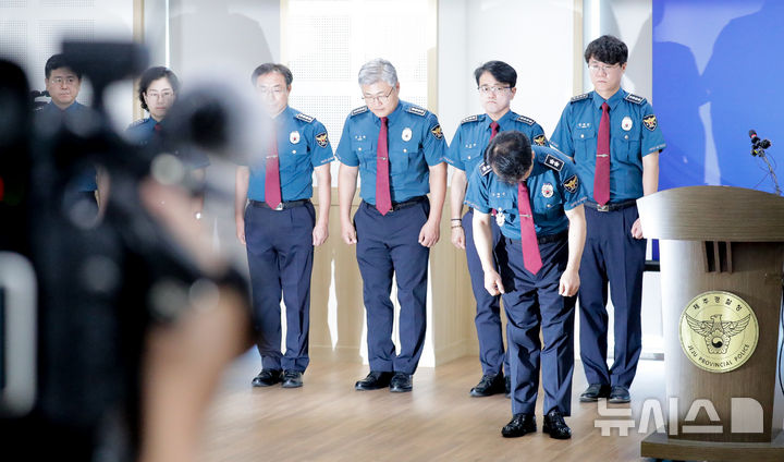 [제주=뉴시스] 우장호 기자 = '고 장미란씨 실종 사건 허위 종결' 파문이 이어지자 고평기 제주경찰청장이 27일 오전 제주시 노형동 제주경찰청 7층 회의실에서 열린 지휘부 회의에서 관련 사안에 대해 사과하고 있다. 2026.08.27. woo1223@newsis.com