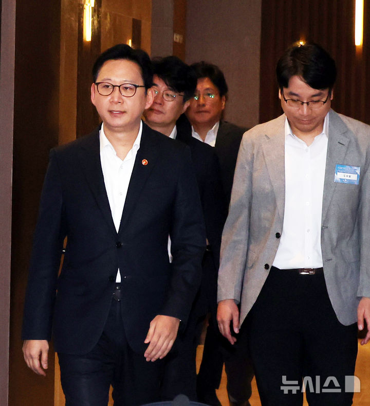 제2차 과학기술·인공지능 미래전략회의 참석한 배경훈 부총리