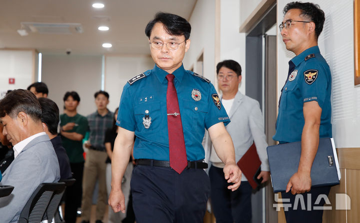 [제주=뉴시스] 우장호 기자 = '고 장미란씨 실종 사건 허위 종결' 파문이 이어지자 고평기 제주경찰청장이 27일 오전 제주시 노형동 제주경찰청 7층 회의실에서 열린 지휘부 회의를 위해 입장하고 있다. 관련 사안에 대해 사과하고 있다. 2026.08.27. woo1223@newsis.com