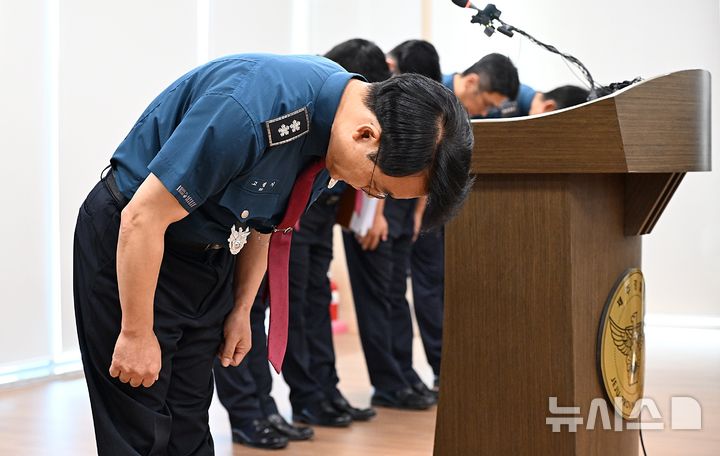[제주=뉴시스] 우장호 기자 = '고 장미란씨 실종 사건 허위 종결' 파문이 이어지자 고평기 제주경찰청장이 27일 오전 제주시 노형동 제주경찰청 7층 회의실에서 열린 지휘부 회의에서 관련 사안에 대해 사과하고 있다. 2026.08.27. woo1223@newsis.com