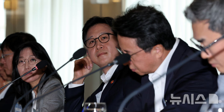 발제 경청하는 배경훈 부총리