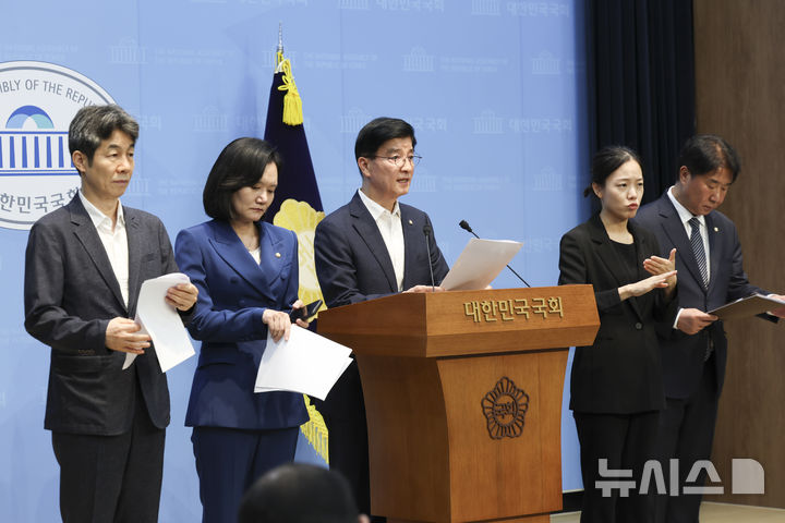 [서울=뉴시스] 김근수 기자 = 이해식(가운데) 더불어민주당 의원이 27일 오전 서울 여의도 국회 소통관에서 송파 올림픽공원 재검표 무산 규탄 긴급 기자회견을 하고 있다. 2026.08.27. ks@newsis.com