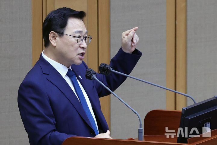 답변하는 정근식 서울시교육감